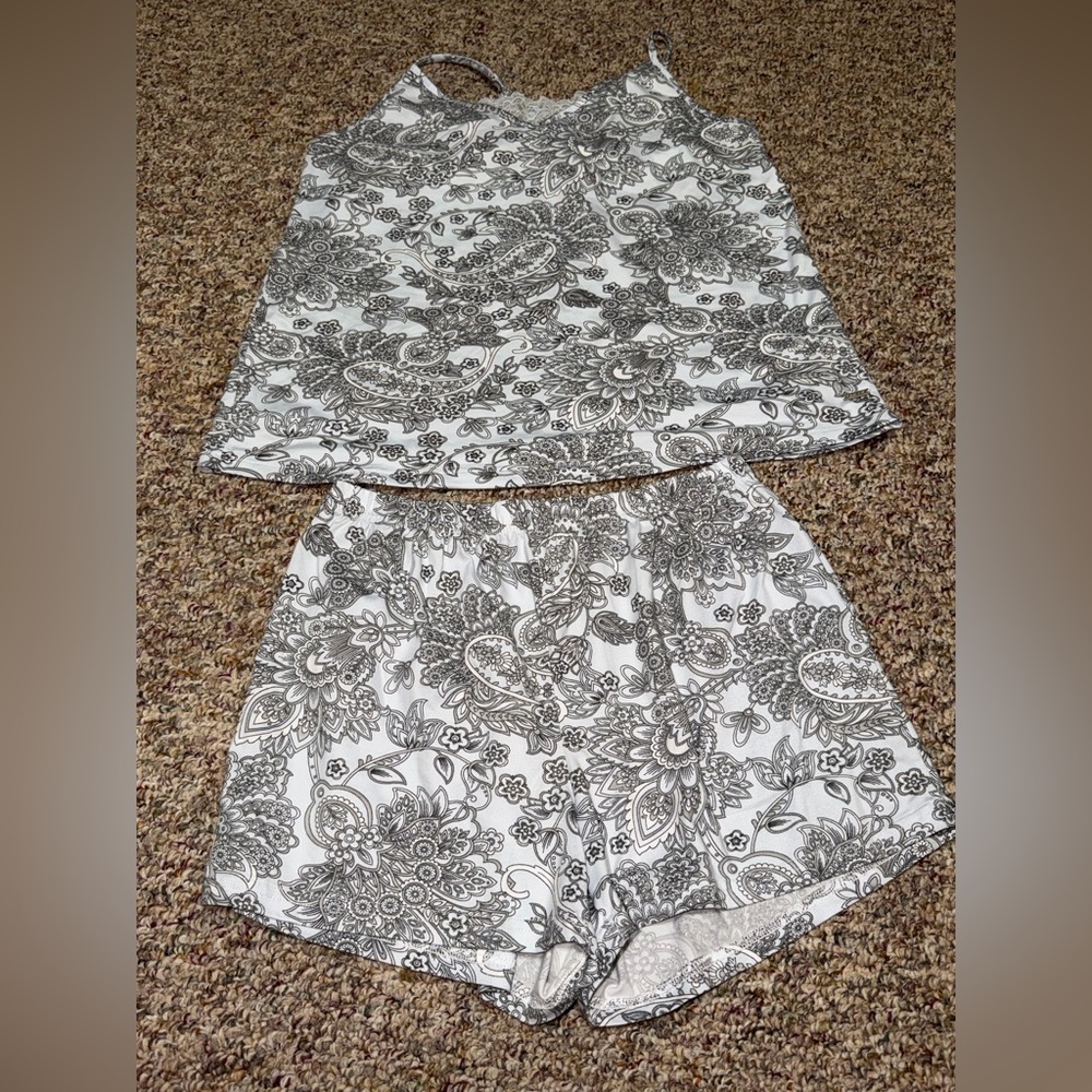 Tahari grey and‎ White Floral pajama set, women's size small